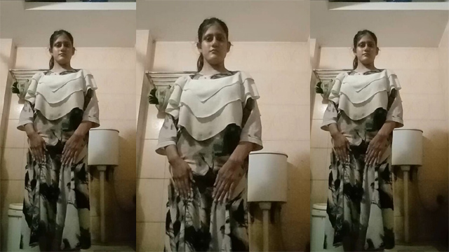 Horny Girl Full Nude Masturbating with a Brinjal In bathroom